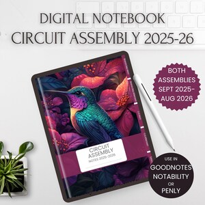 Puede incluir: Cuaderno digital con una vibrante ilustración de colibrí. La portada muestra "CIRCUIT ASSEMBLY 2025-26" y "NOTES 2025-2026". Incluye un lápiz óptico y una pegatina que dice "BOTH ASSEMBLIES SEPT 2025-AUG 2026".