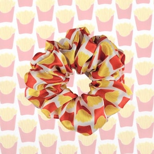 Papas fritas Satin Scrunchie / Soft Scrunchie / Accesorio para el cabello de los 90 / Satin Scrunchie / Regalo divertido para ella / Scrunchie de comida rápida