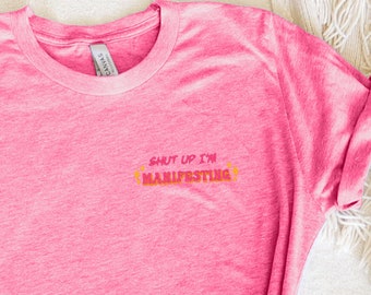 Shut Up, ik manifesteer roze geborduurd shirt | Eigenzinnig cadeau voor haar | Grappig kerstcadeau | Grappige shirt spreuken | Grappige citaten