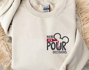 -shirt brodé à col rond Making Pour Decisions Disney | Epcot où boire autour du monde