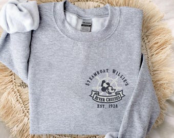 Pull à col rond unisexe Steamboat Willie brodé | Monde de Walt Disney | Disneyland | Mickey Mouse