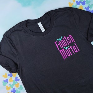 Foolish Mortal Schwarz besticktes Shirt | Disney World Shirt | Haunted Mansion Shirt | Disneyland-Shirt | Magisches Königreich-Shirt