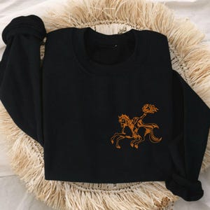 Unisex sweatshirt met ronde hals en geborduurde afbeelding van de Hoofdloze Ruiter | Halloween-sweatshirt | Herfstshirt | Legend of Sleepy Hollow