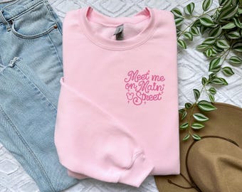 Pull à col rond unisexe Meet Me on Main Street brodé | Sweat-shirt Disney World | Disneyland | Disney Adulte