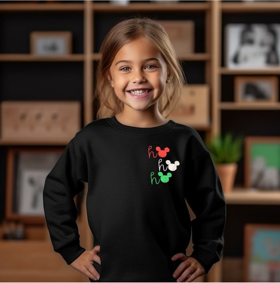 Sudadera con cuello redondo bordada con Mickey Ho Ho Ho para jóvenes  Suéter navideño de Disney para niños Once Upon a Christmastime