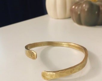 Geometrische Brass Bangle- Raw Brass Bracelet // Hammered Gold Bangle // Smid sieraden