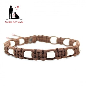 Puede incluir: Collar de perro de paracord marrón con cuentas rectangulares blancas.  "Cookie & Friends" está impreso en la imagen.