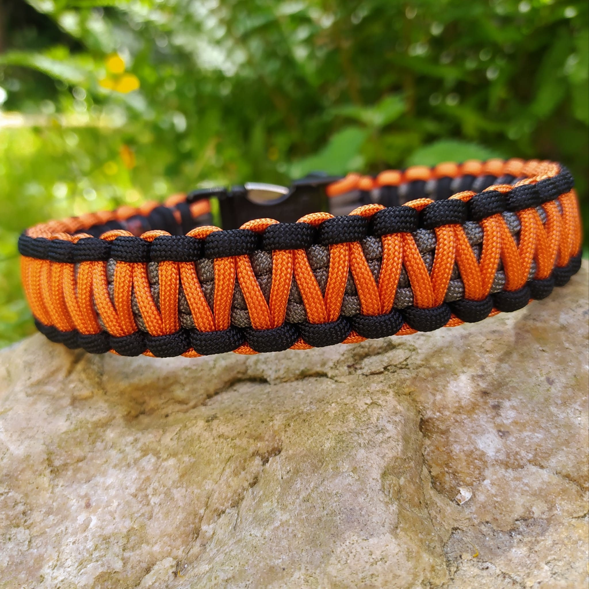 Bracelet Paracord King Cobra Avec Grillon Métal - Noir Tricolore Italie