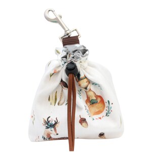 Treat bags - deer and fox, with food safe material. Practical & easily washable. Optionally with manure bag dispenser.