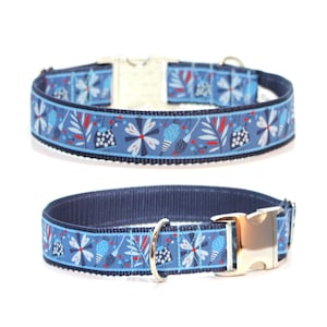 Blommigt hundhalsband, valfritt med foder, anpassningsbart med gravyr, diverse extrafunktioner tillgängliga. Mönster: Enchanted Forest Blue