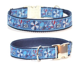 Floral dog collar, optionally with padding, can be personalized with engraving, various extras can be selected. Pattern: Enchanted Forest Blue