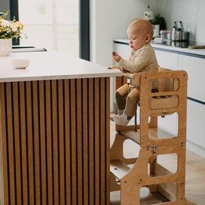 Silla alta de madera Montessori plegable 4 en 1, transformable en torre para niños pequeños, que se convierte en un juego de escritorio y silla para niños, torre de cocina para niños