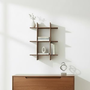 以下が含まれることがあります： 2つの引き出しと2つの編まれたバスケットを備えた、モダンな木製ドレッサー。上部には、本や装飾品を展示するお揃いの壁棚があります。部屋は、白い壁と明るい色のラグを備えたミニマリストデザインです。