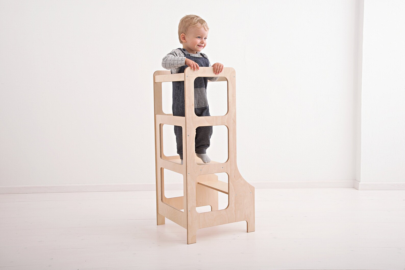 Башня монтессори. Стул башня маленького помощника. Башня монтессори. Монтессори игрушка башня. Башня монтессори.