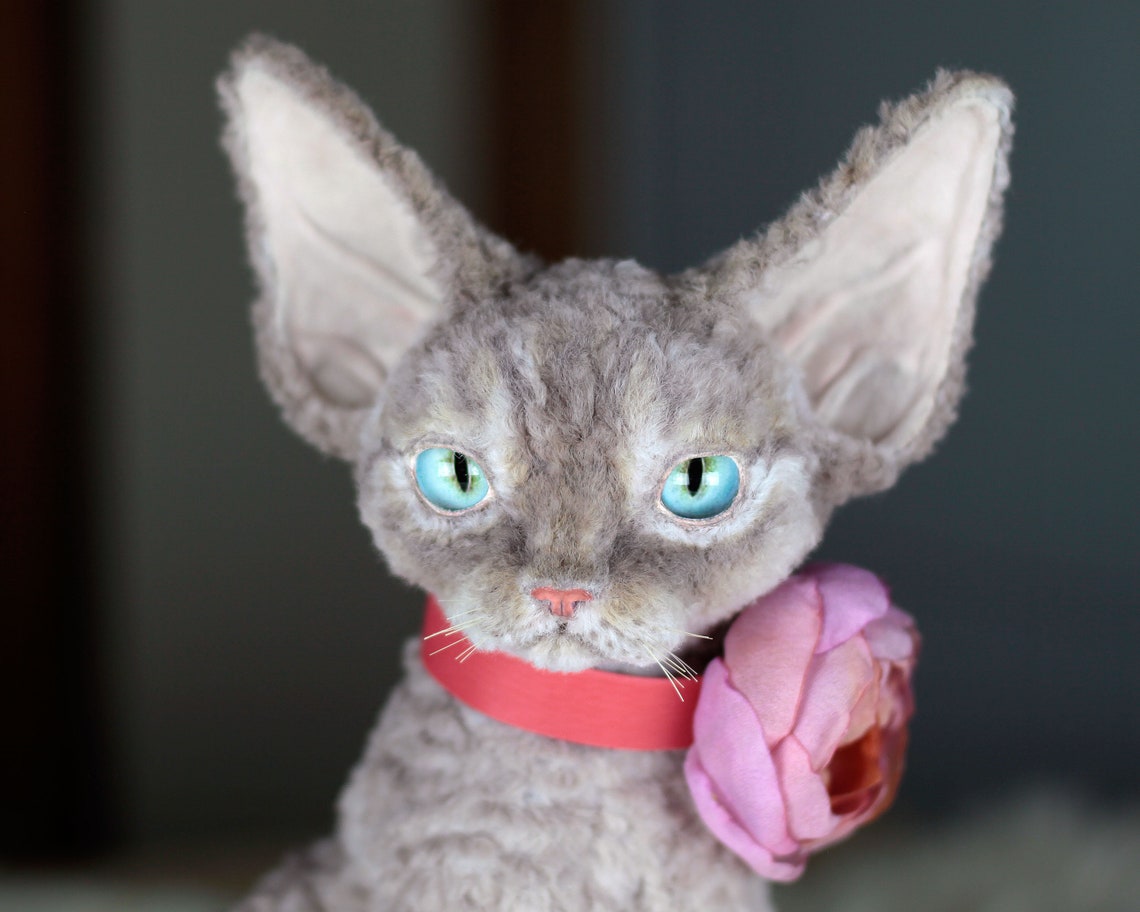 lifelike cat statue
