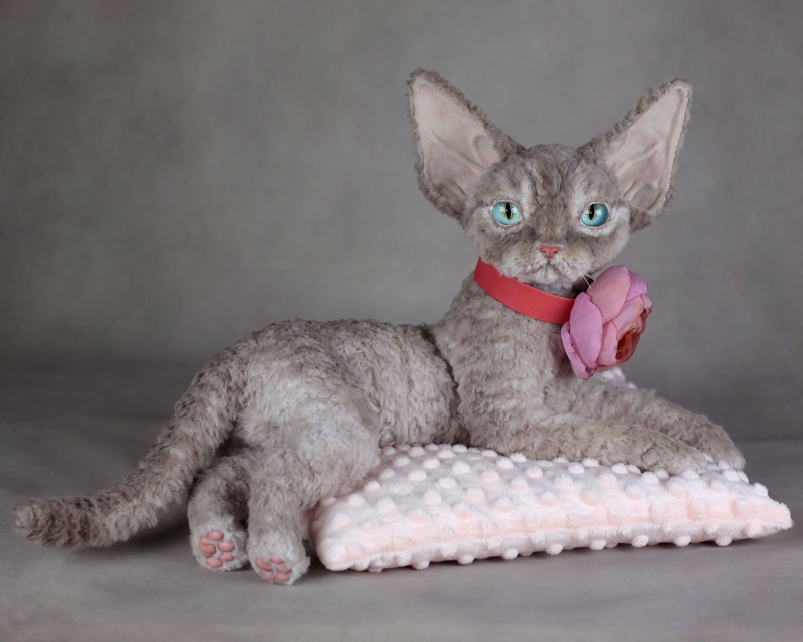 lifelike cat statue