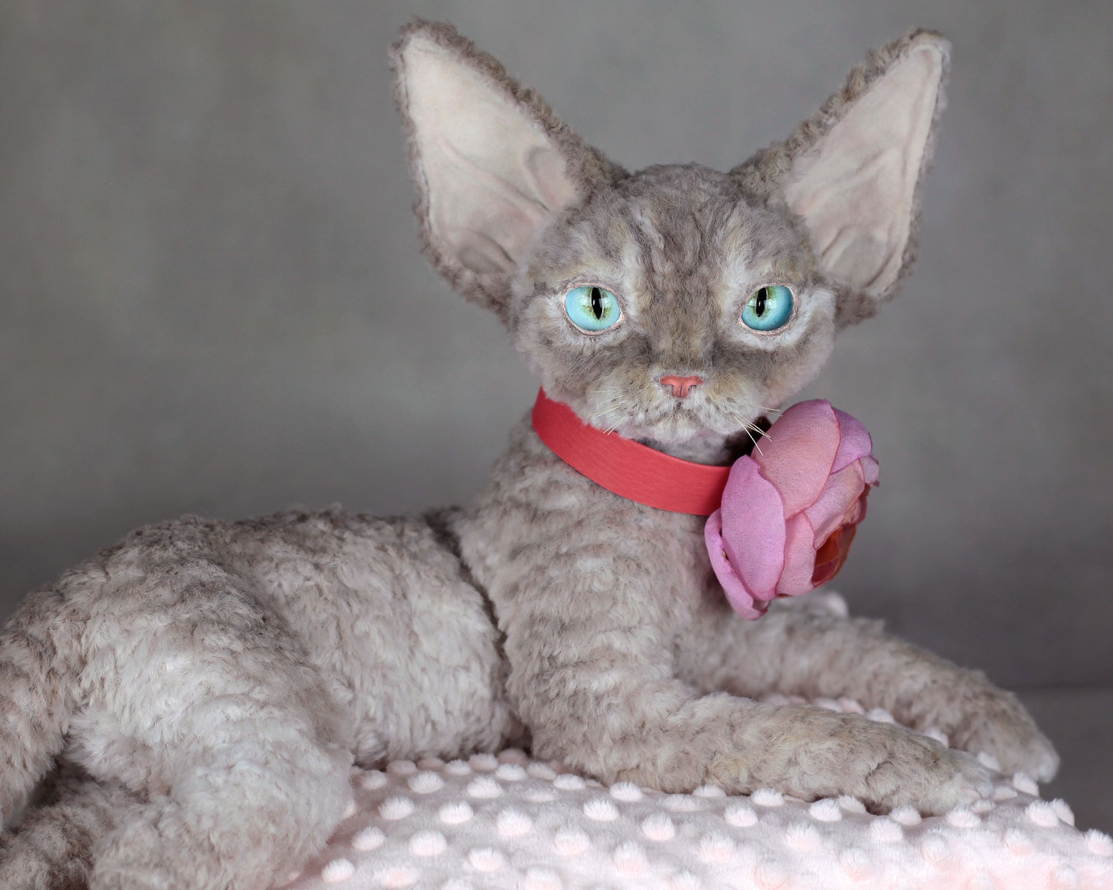 lifelike cat statue