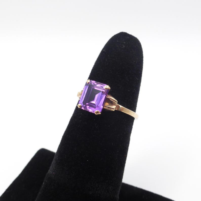 Vintage Elegant Purple Sapphire 10K Solid Gold Ring