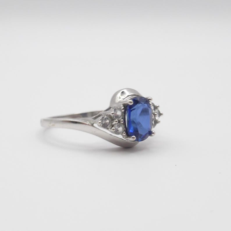 Vintage Blue Sapphire With Diamonds 10K Solid White Gold Ladies Ring, Size 6.75, Classy Accent Diamonds