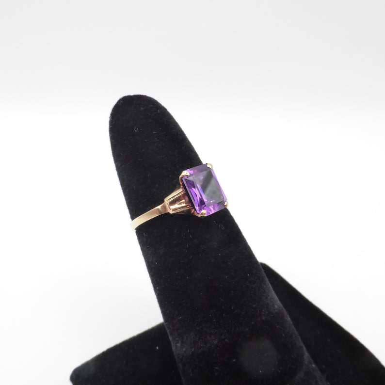 Vintage Elegant Purple Sapphire 10K Solid Gold Ring