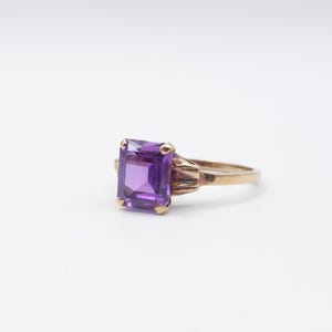 Vintage Elegant Purple Sapphire 10K Solid Gold Ring