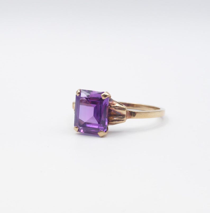 Vintage Elegant Purple Sapphire 10K Solid Gold Ring