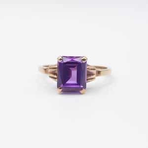 Vintage Elegant Purple Sapphire 10K Solid Gold Ring