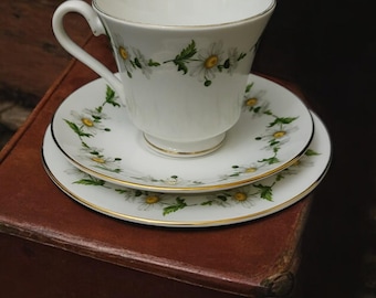 Berkshire Daisy trio teacup/saucer/ side / cake plate
