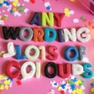Arcoíris de fondant comestible, pastel, texto en colores brillantes. Elige tu propio texto. Vegano.