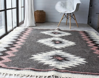 Alfombra de lana tejida a mano: decoración escandinava para habitación infantil