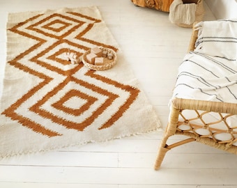 Hand Woven Organic Wool Rug: Geometric Design