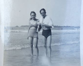 Vintage French Old Photography Black and White Couple at the Beach - XX th Century | Antique photography black and white