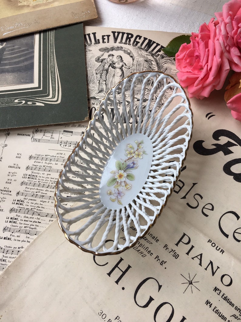 LUCRU MANUAL old small basket in faience white decor flowers vintage decor shabby rustic chic countryside