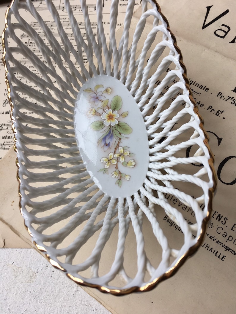 LUCRU MANUAL old small basket in faience white decor flowers vintage decor shabby rustic chic countryside