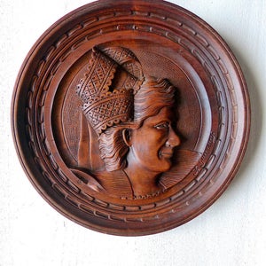 Vintage français Plaque murale en bois sculpté Bretonne Bretagne Ancien French carved wood wall plate Britain France Rustic craft shabby