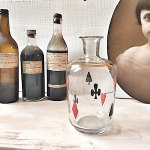 Vintage BISTRO CARAFE Glas kaartspellen klaver tegel tegel antieke Franse kruik glazen dek van kaarten kaartspel kruik karaf