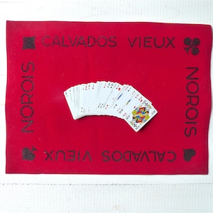 TAPIS de Jeux ROUGE des années 50/60 decor bistrot français vintage jeux de cartes à jouer Calvados vieux NOROIS Normandie