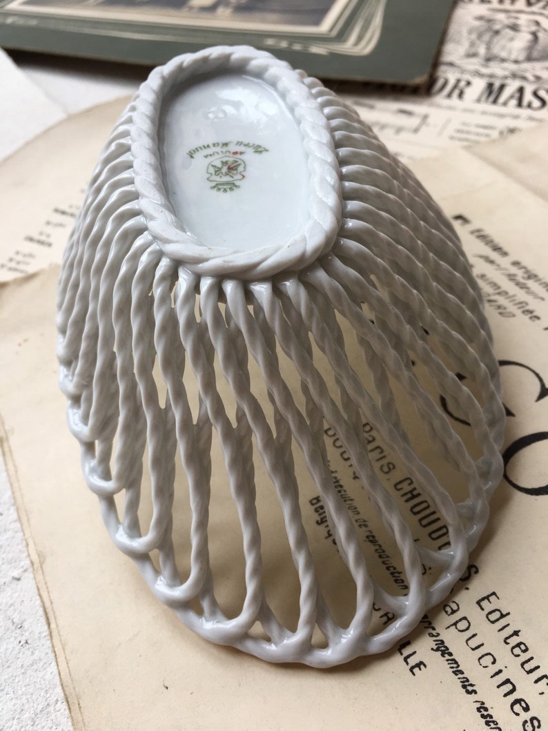 LUCRU MANUAL old small basket in faience white decor flowers vintage decor shabby rustic chic countryside