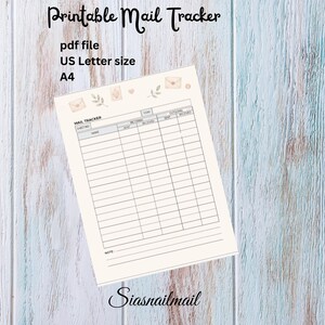 Puede incluir: Un rastreador de correo imprimible sobre un fondo de madera clara. El archivo PDF es de tamaño US Letter y A4. El rastreador tiene una cuadrícula para rastrear el correo con el texto "Mail Tracker" en la parte superior.