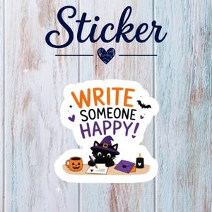 Könnte beinhalten: Ein gestanzter Aufkleber mit einer schwarzen Katze, die einen violetten Hexenhut trägt und auf einem Papier schreibt. Der Text lautet WRITE SOMEONE HAPPY! in Orange und Violett. Das Design umfasst eine Kürbistasse, einen violetten Umschlag und eine Kerze.