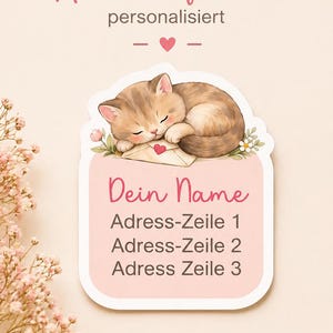 Könnte beinhalten: Ein personalisierter Adressaufkleber mit einer Illustration eines schlafenden Kätzchens. Das Etikett enthält den Text "Dein Name" und Platz für drei Adresszeilen. Die Wörter "Adressaufkleber" und "personalisiert" stehen oben.