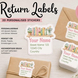 Könnte beinhalten: Personalisierte Absenderetiketten mit einem Aquarelldesign von Büchern und Pflanzen. Die Etiketten zeigen den Text "Your Name" und Adressdetails. Das Bild zeigt die Etiketten auf einem Paket und in einem Stapel.
