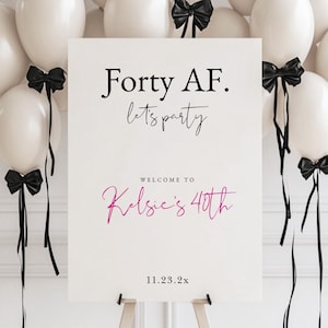 Op de afbeelding: Een wit bord met zwarte tekst die "Forty AF. let's party" en "Welcome to Kelsie's 40th" in roze staat. Het bord staat op een ezel met witte ballonnen met zwarte strikken.