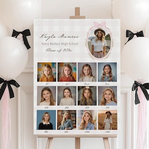 Könnte beinhalten: Eine Abschlussfoto-Anzeige auf einer Staffelei, mit einem Raster von Schülerporträts und einem zentralen Foto. Die Anzeige enthält den Namen "Kayla Monroe" und "Santa Barbara High School Class of 2020". Weiße Ballons mit schwarzen Schleifen und rosa Bändern schmücken die Szene.