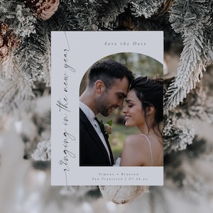 Sonando en la tarjeta de Navidad de Año Nuevo, Guarde la tarjeta de Navidad de fecha, Boho Guarde nuestra tarjeta de Año Nuevo con foto de fecha con arco, DESCARGA INSTANTÁNEA