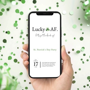 Könnte beinhalten: Ein Smartphone, das eine Einladung zur St. Patrick's Day-Party mit dem Text "Lucky AF. lets get lucked up!" und Veranstaltungsdetails anzeigt. Das Telefon wird vor einem Hintergrund aus grünen Konfetti gehalten.