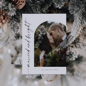 Carte de Noël mariée et lumineuse, carte de Noël juste mariée, carte de Noël photo modifiable pour jeunes mariés bohème avec arche, TÉLÉCHARGEMENT IMMÉDIAT