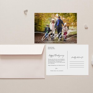 Puede incluir: Una postal de Acci&oacute;n de Gracias con una foto de una familia de cuatro personas caminando por un bosque. El texto de la postal dice "thankful" y "Happy Thanksgiving from The Smith Family". La parte posterior de la postal tiene un mensaje que dice "Happy Thanksgiving" y "Warmly Celebrate".