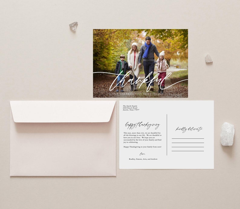 Puede incluir: Una postal de Acci&oacute;n de Gracias con una foto de una familia de cuatro personas caminando por un bosque. El texto de la postal dice "thankful" y "Happy Thanksgiving from The Smith Family". La parte posterior de la postal tiene un mensaje que dice "Happy Thanksgiving" y "Warmly Celebrate".