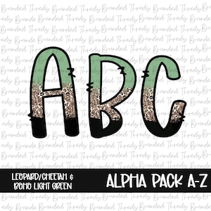 Op de afbeelding: A, B en C in een zwarte omtrek met een luipaardprint en een lichtgroene achtergrond. De tekst "LEOPARD/CHEETAH & BOHO LIGHT GREEN" en "ALPHA PACK A-Z" staat onderaan de afbeelding.